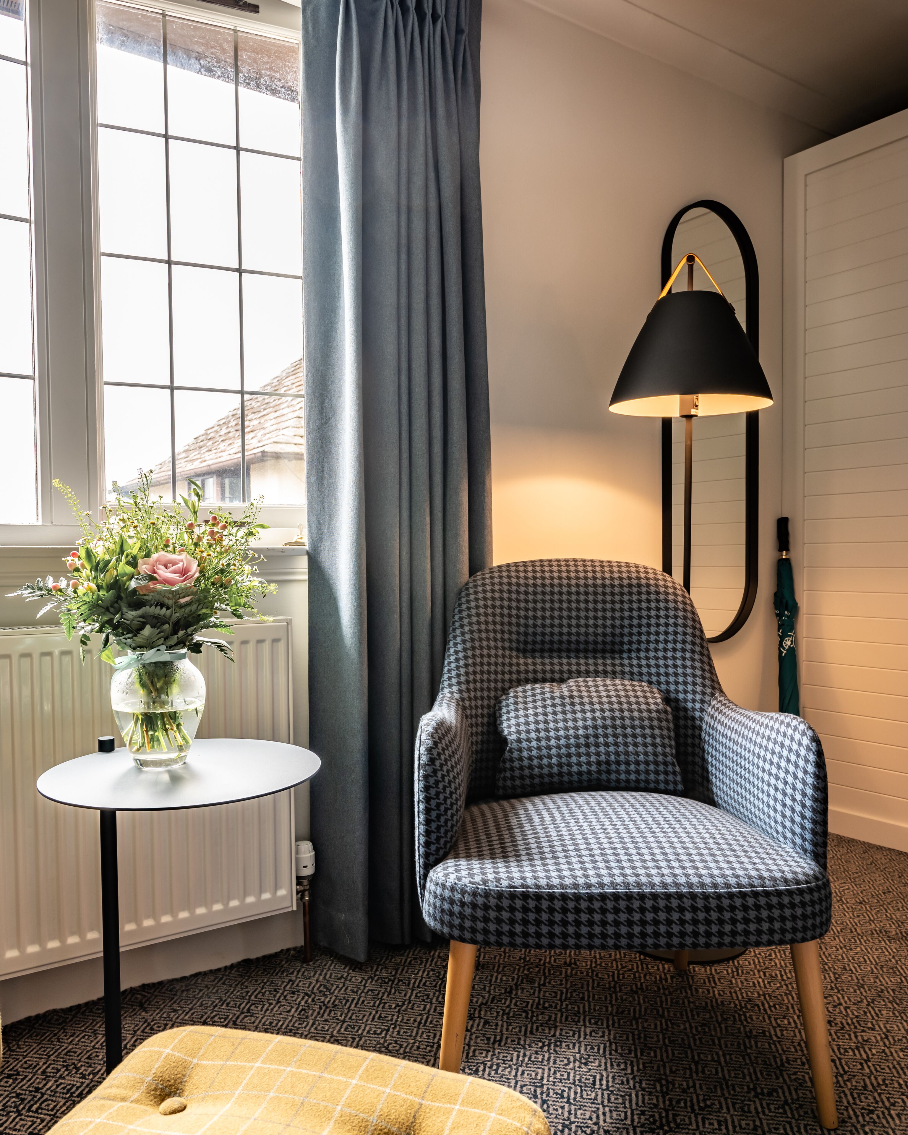 deluxe king or twin guest room | living area | flat-screen tv