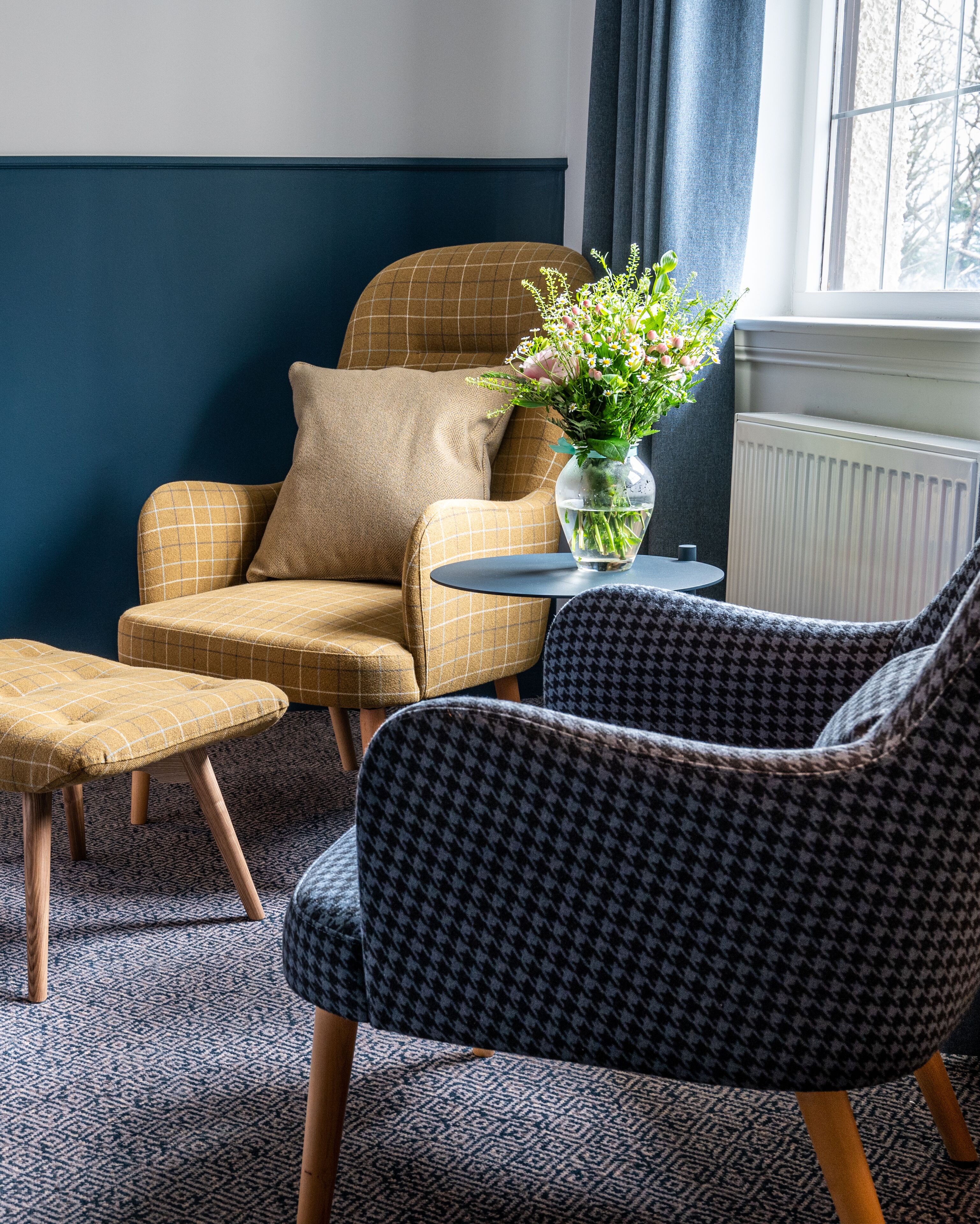 deluxe king or twin guest room | living area | flat-screen tv