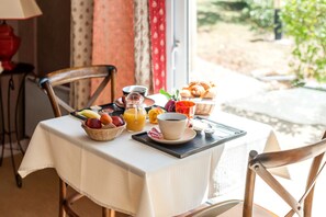 Petit déjeuner continental (9 EUR par personne)