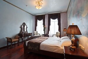 Comfort tweepersoonskamer, uitzicht op park | Luxe beddengoed, een minibar, een kluis op de kamer, een bureau
