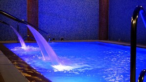 A swimming pool with water jets and a tiled wall in the background. - Rubezahl Marienbad Luxury Historical Castle Hotel & Golf - Castle Hotel Collection (Marianske Lazne)