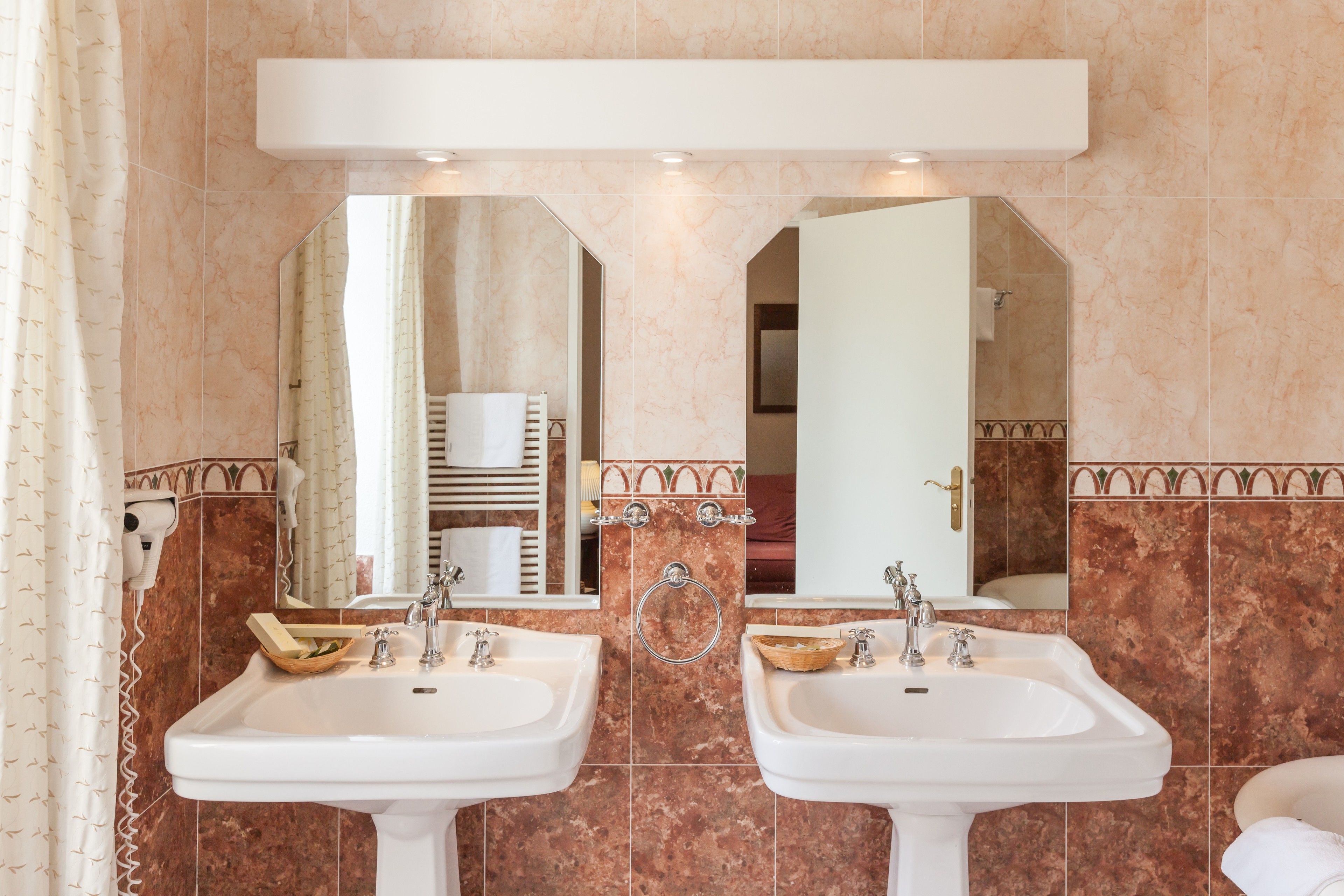 suite | bathroom sink