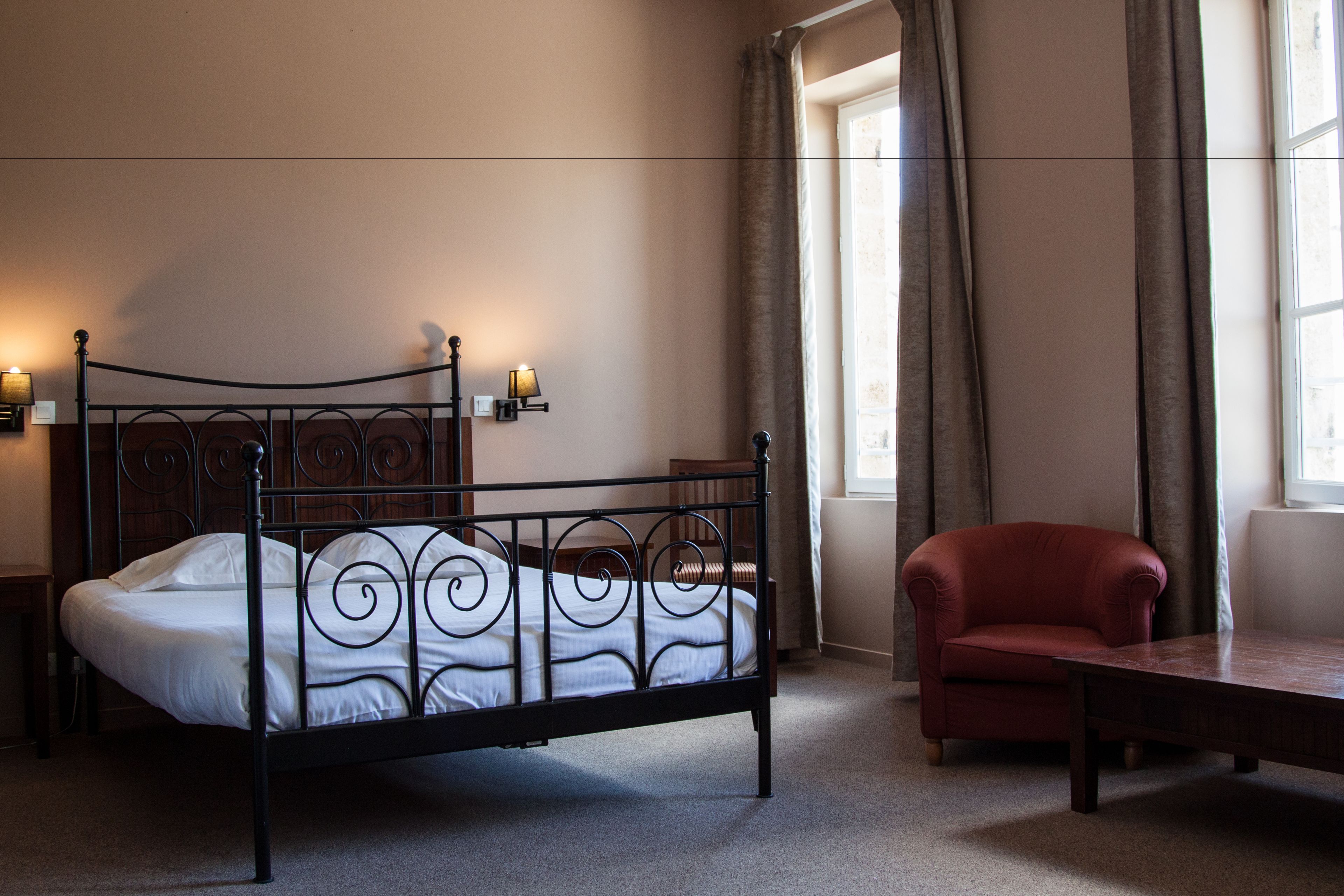 double room | minibar, in-room safe, individually decorated, individually furnished