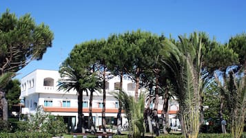 Vista frontal de la propiedad