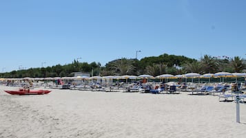 Una spiaggia nelle vicinanze, lettini da mare, ombrelloni