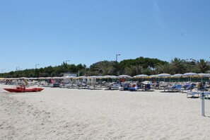 Beach nearby, sun-loungers, beach umbrellas - Hotel San Remo (Martinsicuro)