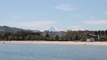 靠近海滩、沙滩椅、海滩遮阳伞