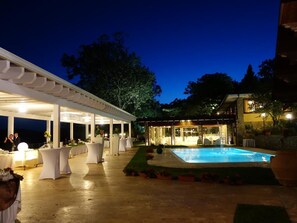 Piscine extérieure en saison
