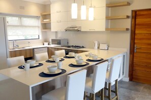 Three Bedroom Luxury Apartment with Patio | 私人厨房 | 冰箱、炉灶