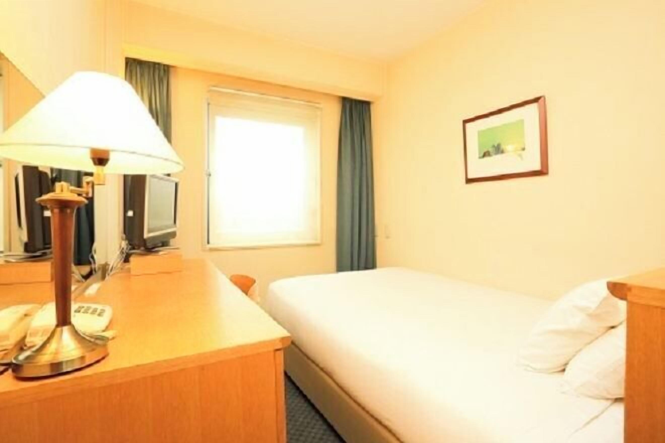 Escritorio, wifi gratis y ropa de cama 