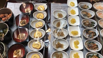 Sarapan ala Jepang setiap hari (JPY 660 per orang)