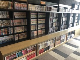 Una biblioteca con numerosas estanterías llenas de libros.