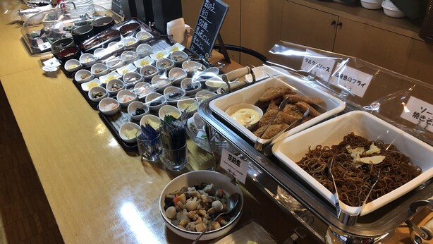Een buffet met diverse gerechten en toevoegingen.
