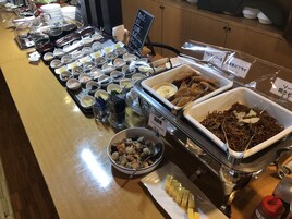 Un bufé con diversos alimentos y salsas.