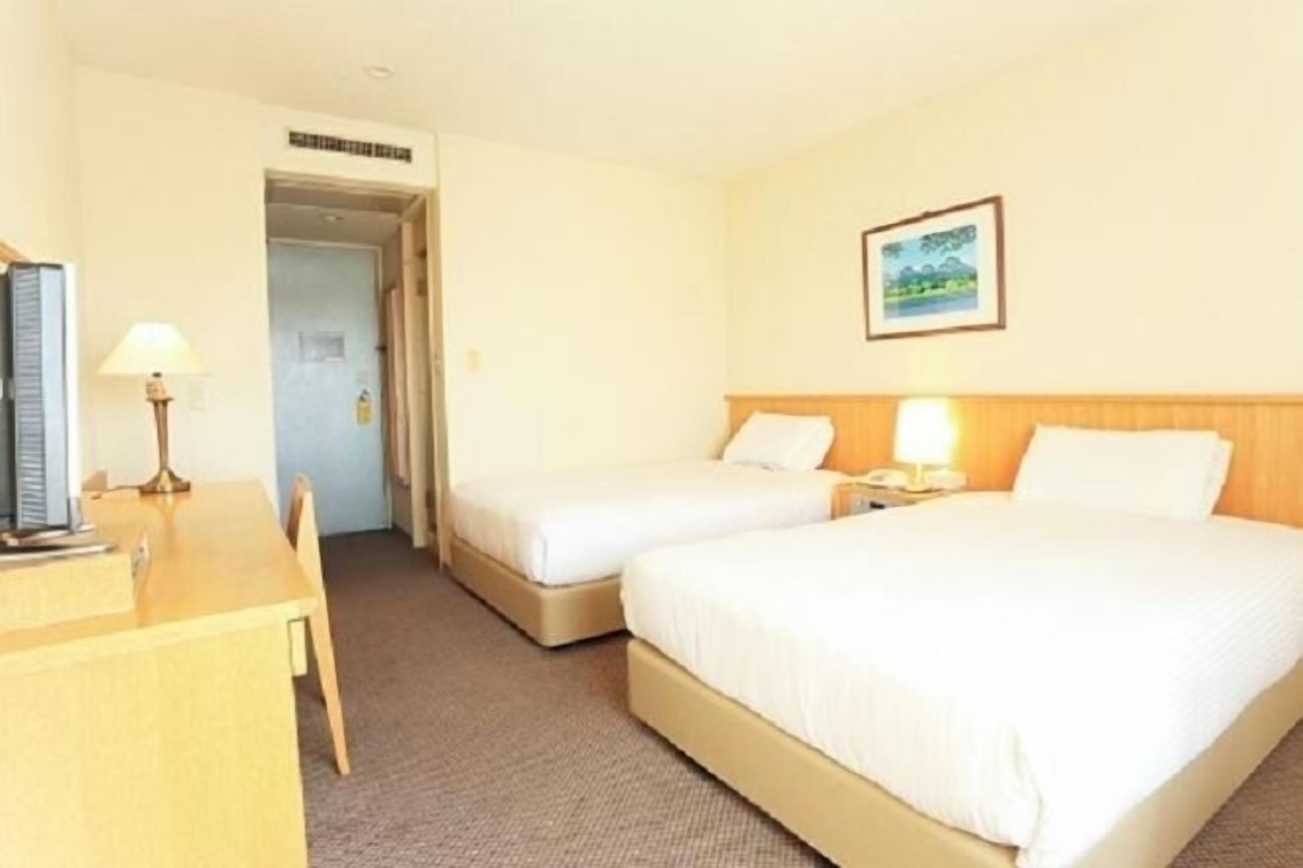 Escritorio, wifi gratis y ropa de cama 