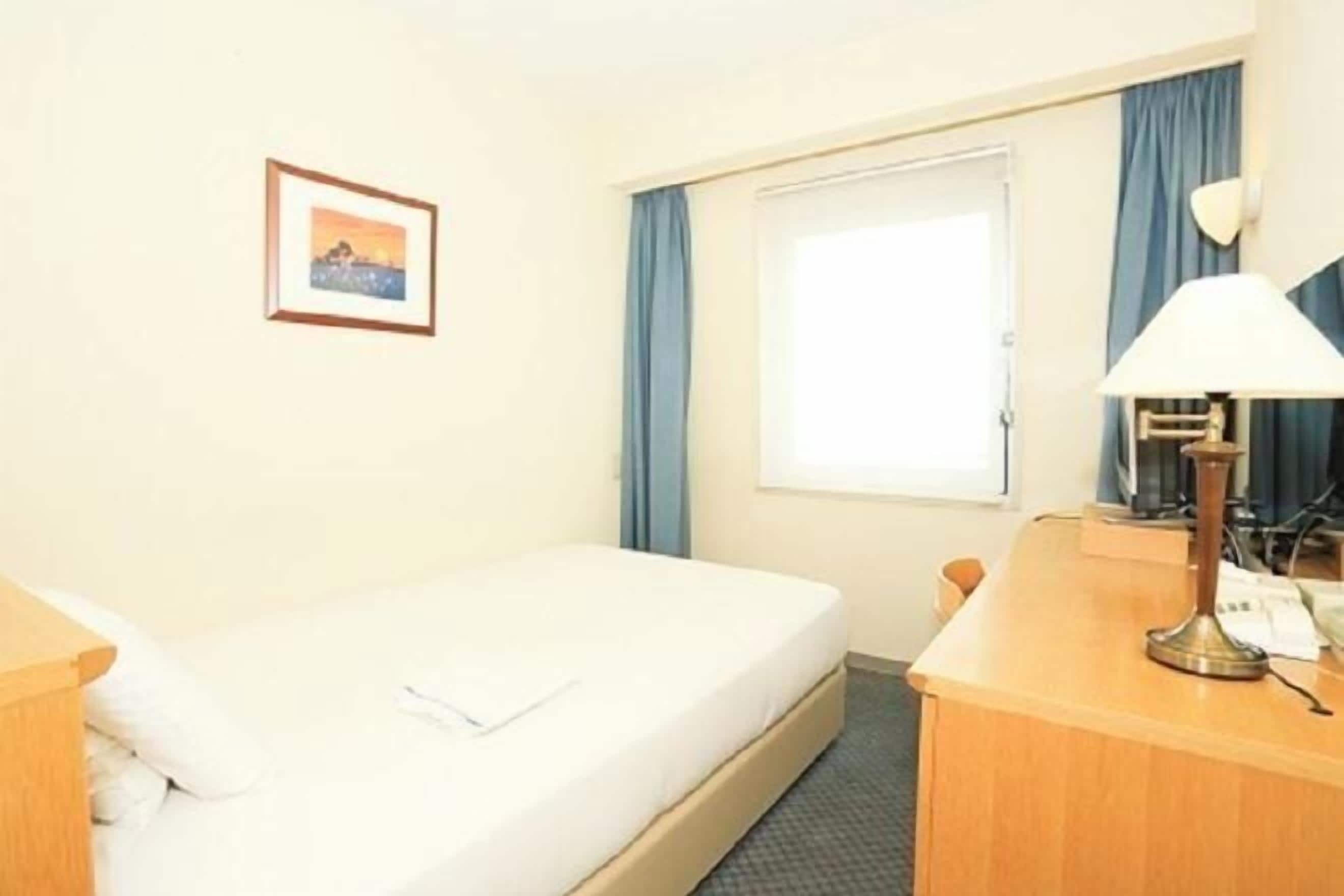 Escritorio, wifi gratis y ropa de cama 