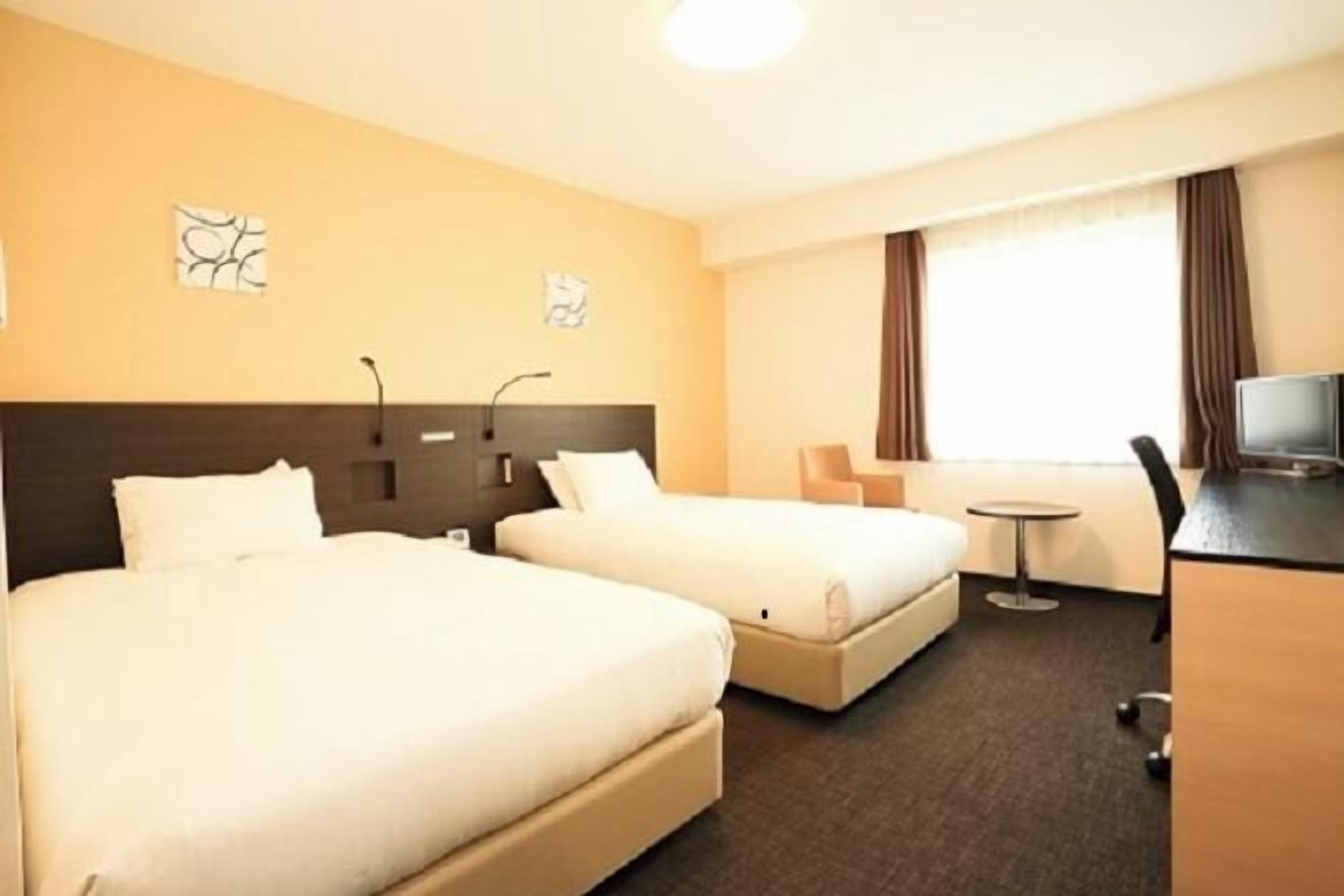 Escritorio, wifi gratis y ropa de cama 