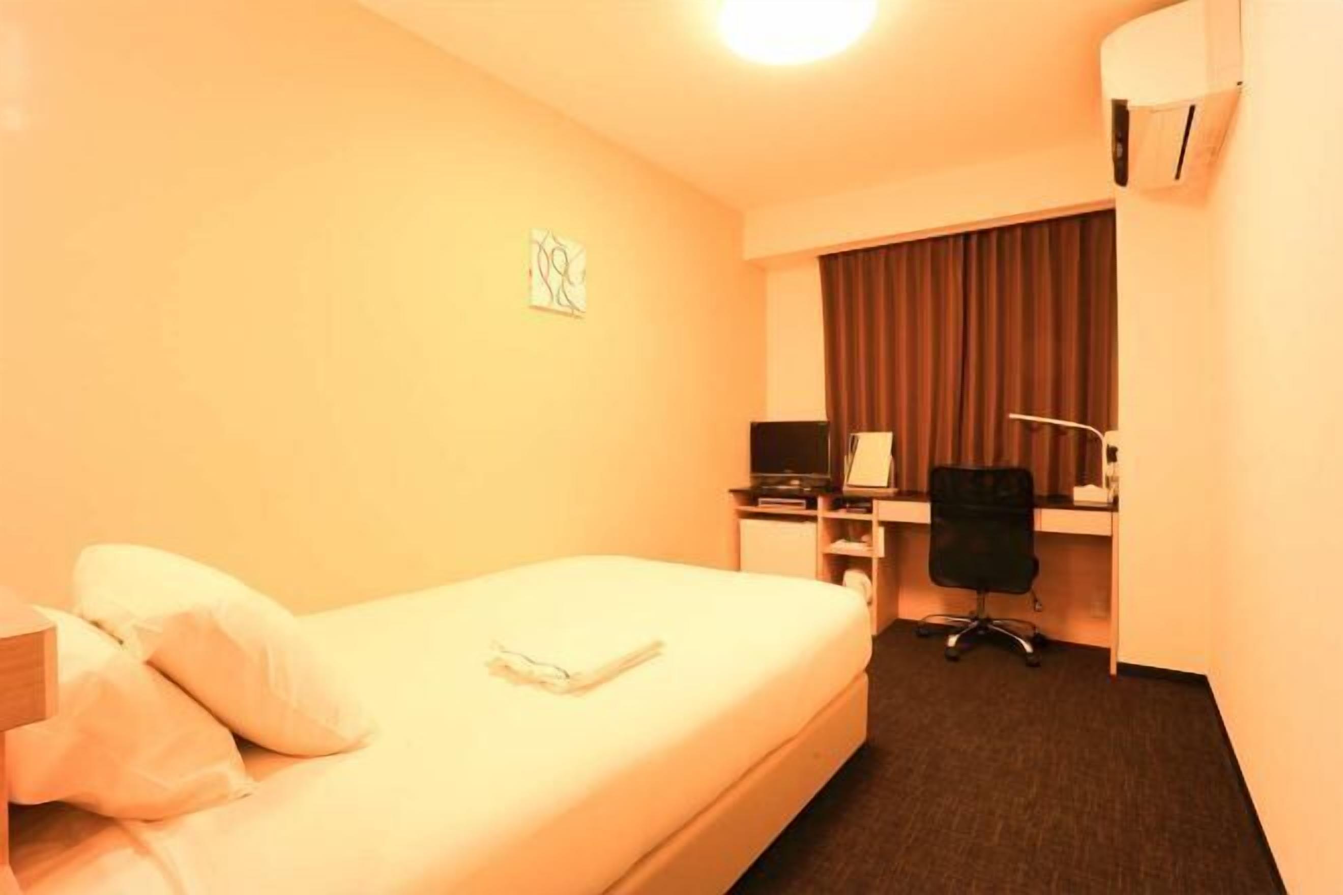 Escritorio, wifi gratis y ropa de cama 