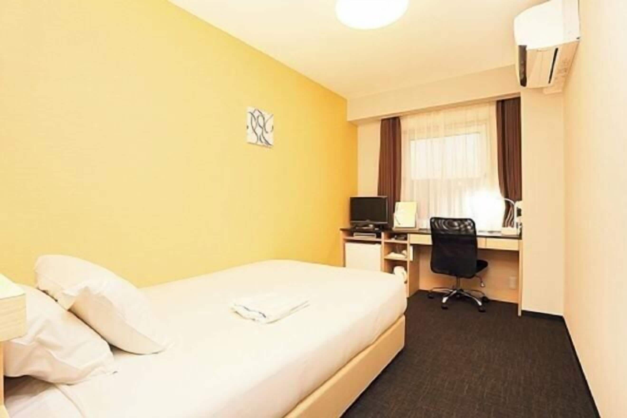 Escritorio, wifi gratis y ropa de cama 