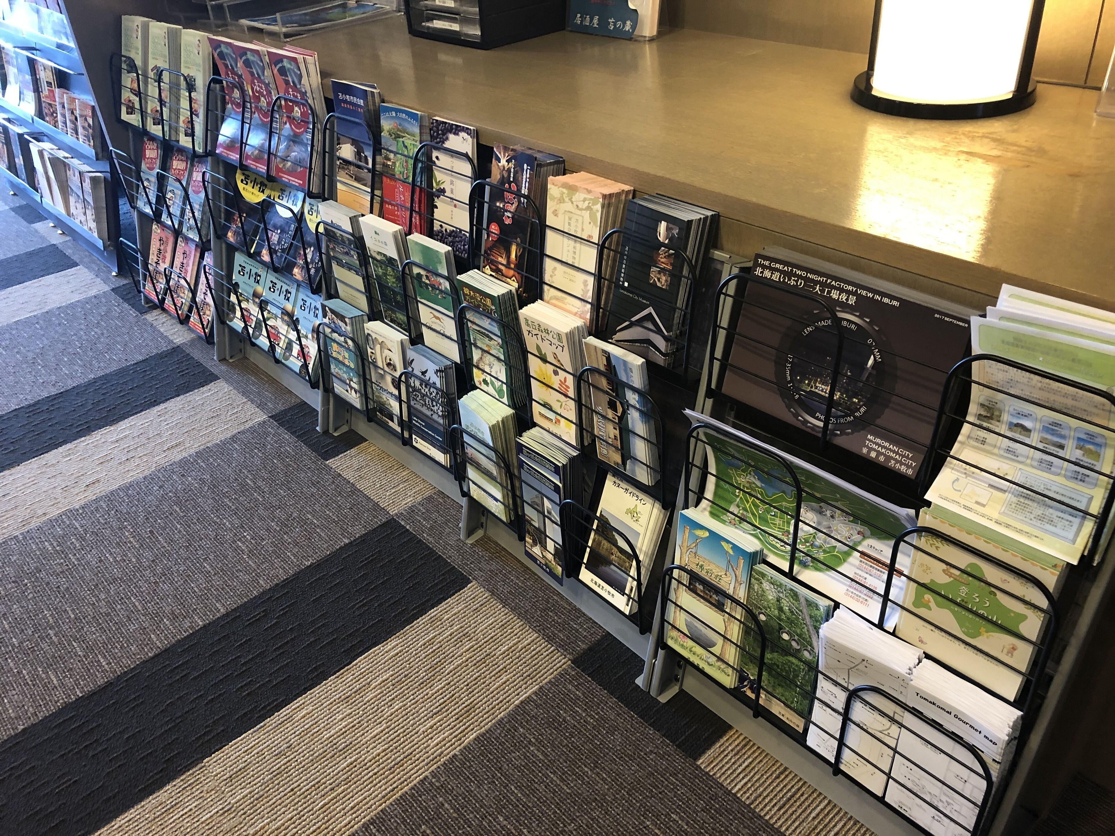 Uma livraria com estantes repletas de livros e revistas.