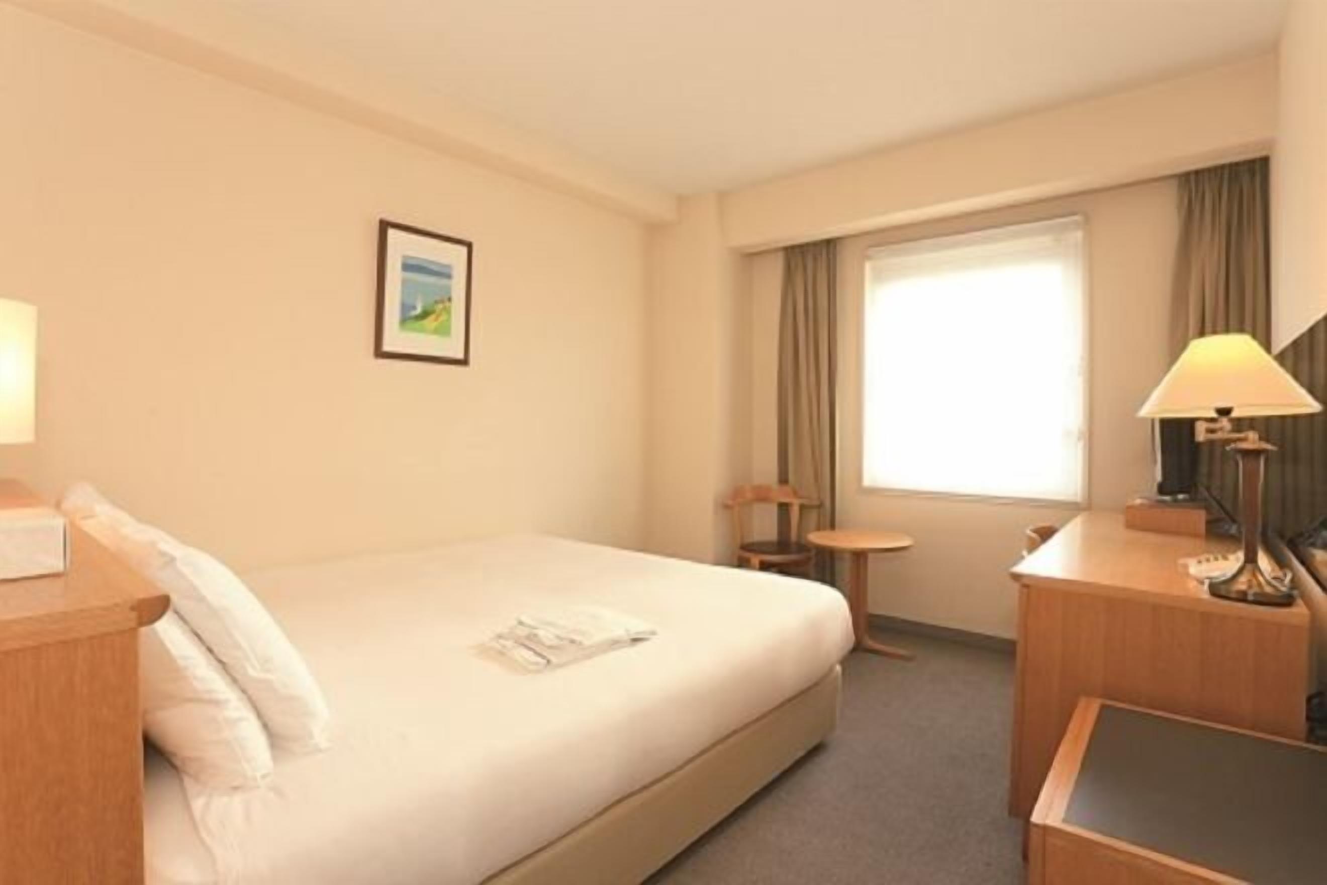 Escritorio, wifi gratis y ropa de cama 