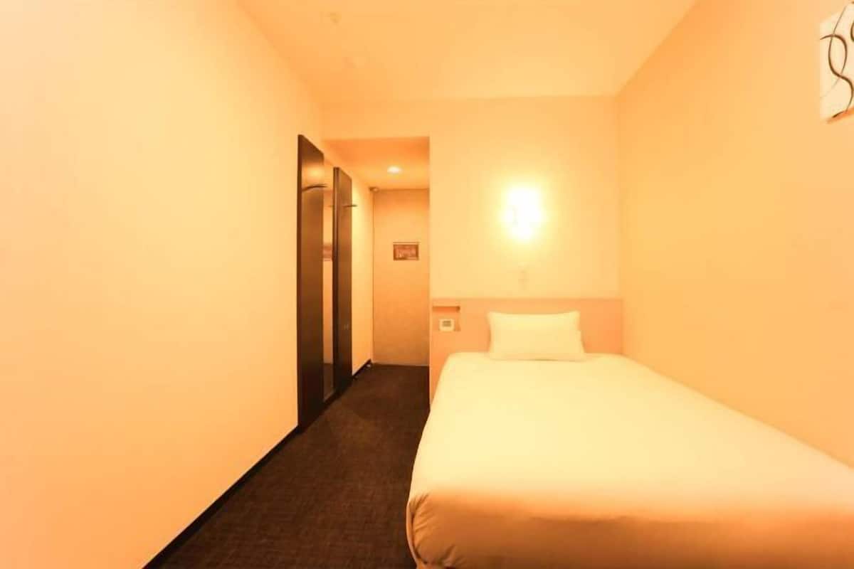 Escritorio, wifi gratis y ropa de cama