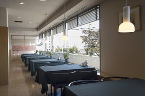 Se sirven desayunos y cocina japonesa 