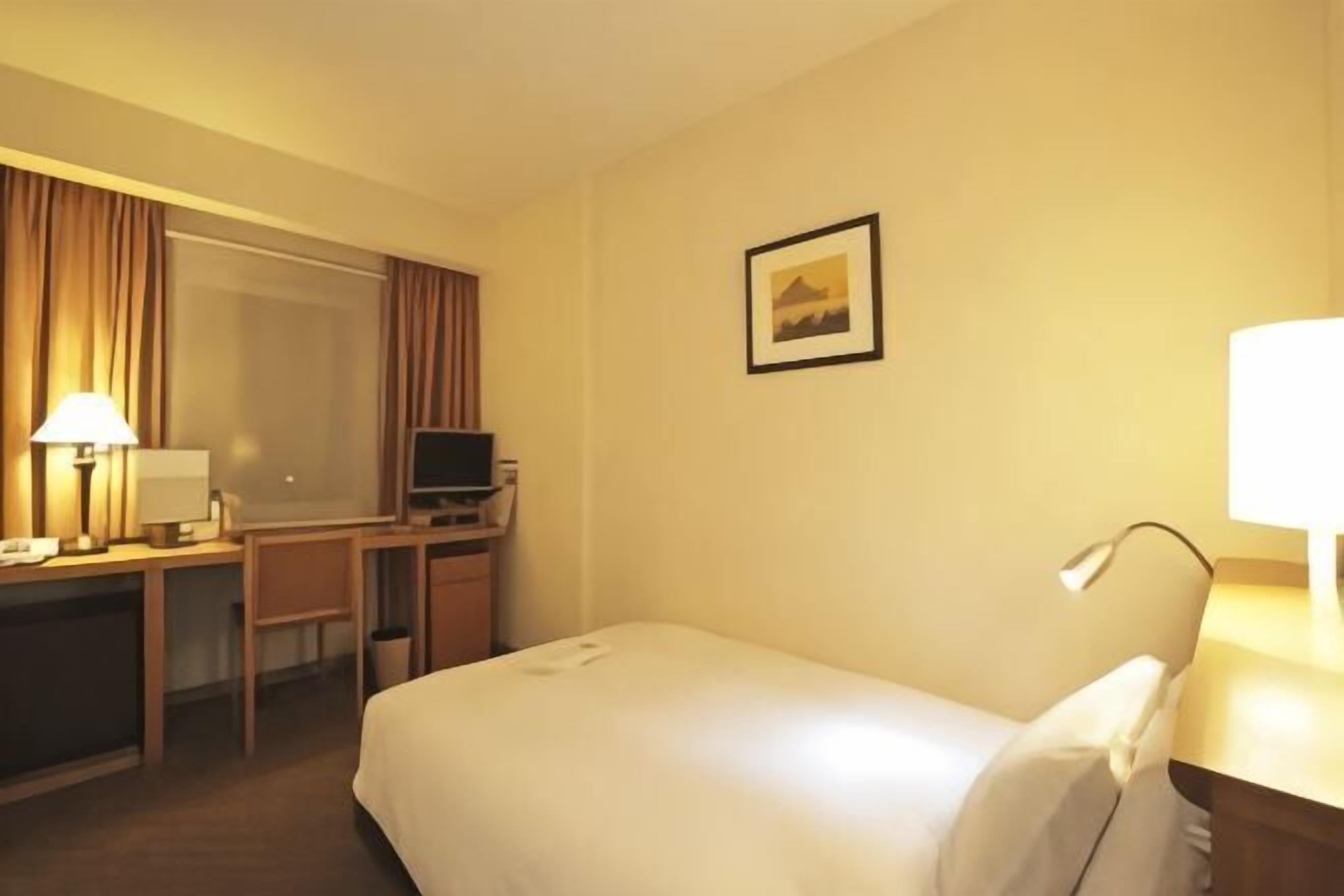 Escritorio, wifi gratis y ropa de cama 