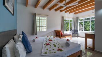 Caja de seguridad en la habitación y tabla de planchar con plancha