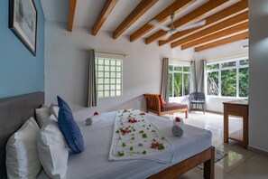 房內夾萬、熨斗/熨衫板、摺床/加床 (收費)、免費 Wi-Fi