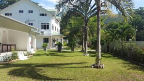 Habitación doble superior, vista al jardín | Vista al jardín