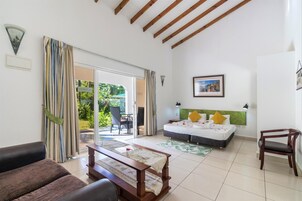 Caja de seguridad en la habitación y tabla de planchar con plancha 