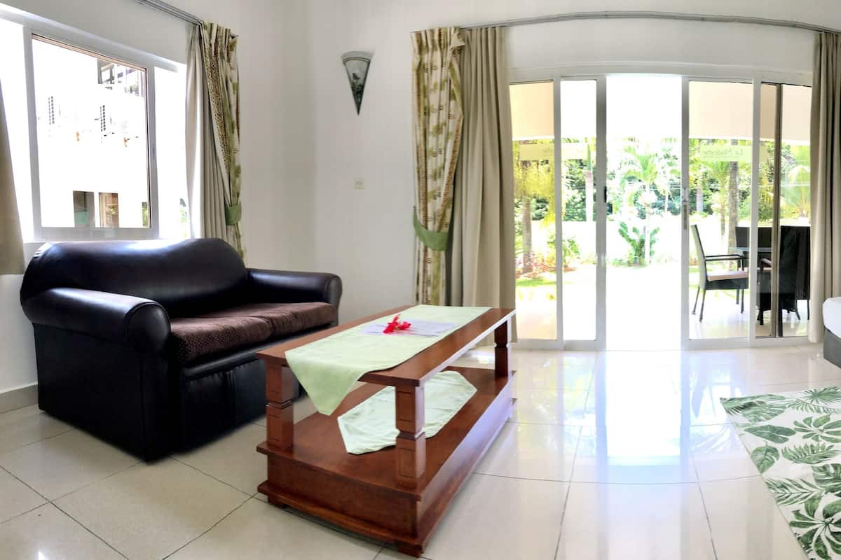Departamento estándar, 1 habitación, vista al jardín | Caja de seguridad en la habitación y tabla de planchar con plancha 