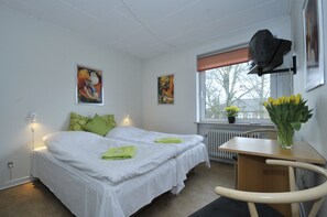 Standaard kamer, privébadkamer | Verduisterende gordijnen, babybedden (toeslag), gratis wifi, beddengoed