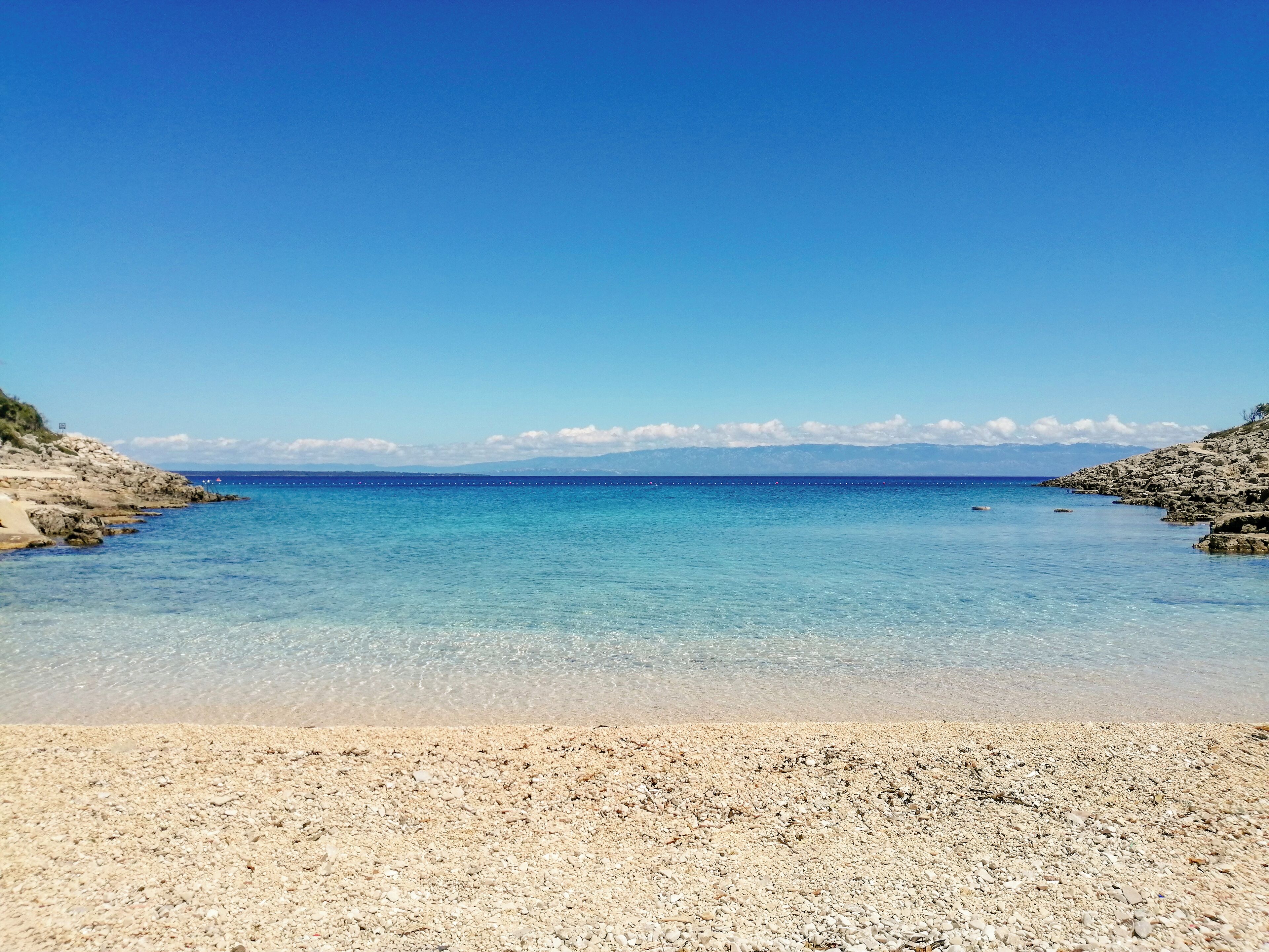 Plage, chaises longues, parasols, plongée sous-marine