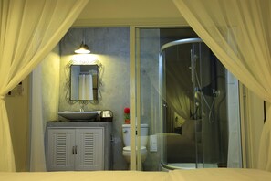 Habitación Deluxe doble de uso individual, 1 cama doble, no fumadores, vistas a la ciudad | Baño | Ducha, artículos de higiene personal gratuitos y secador de pelo