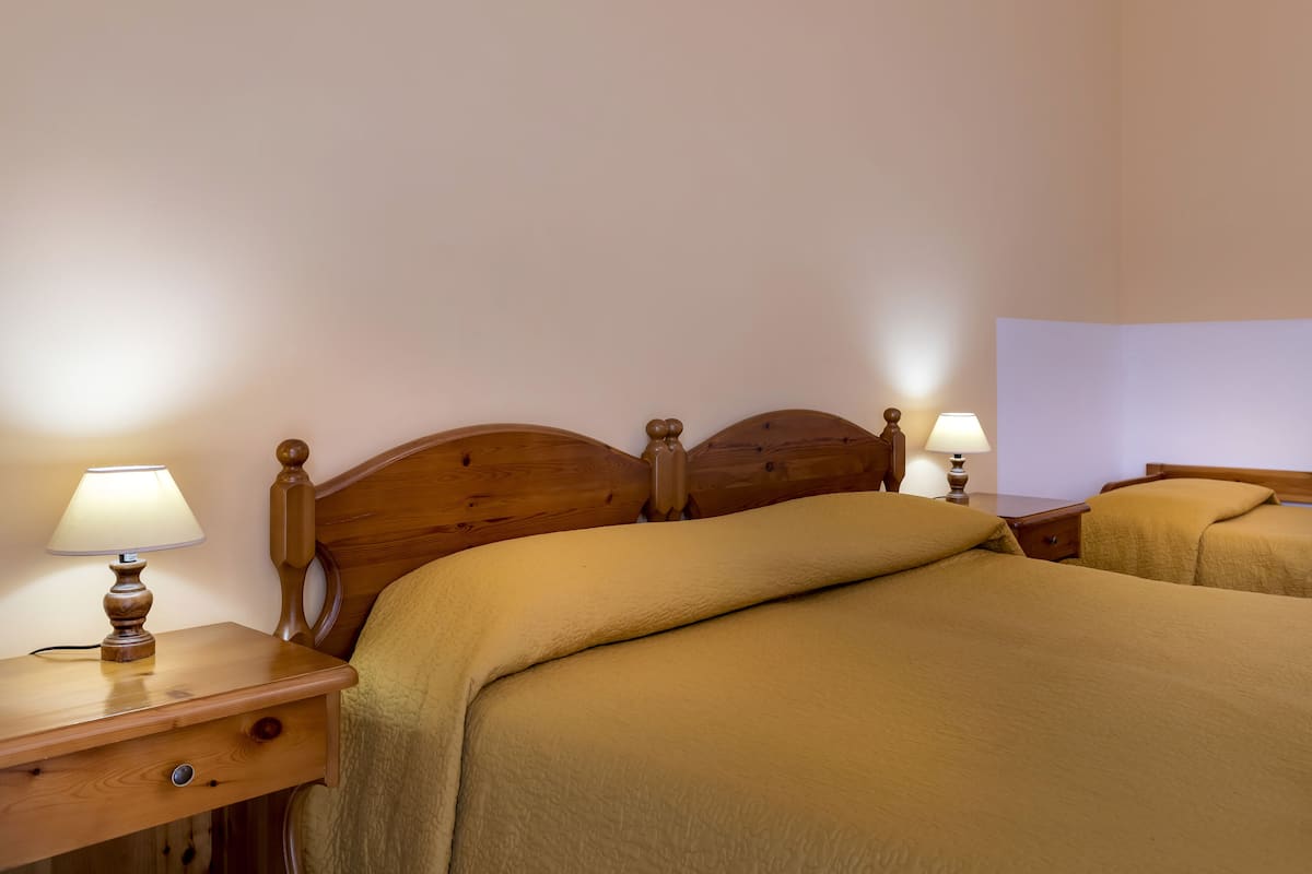 Kamar Triple Standar | Meja kerja, tempat tidur bayi (biaya tambahan), dan Wi-Fi gratis
