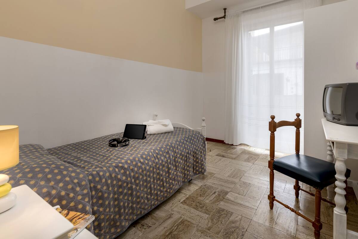 مكتب وأسرّة أطفال/رضّع وواي فاي مجانًا وملاءات أسرّة