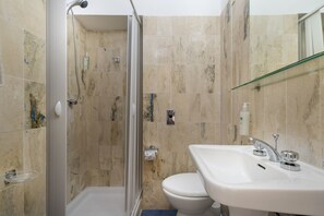 Douche, articles de toilette gratuits, sèche-cheveux