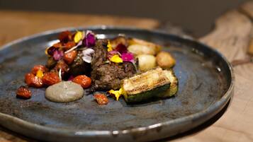 Ofereix vistes a la piscina i s'hi serveixen esmorzars i dinars