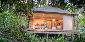 Upmarket Forest Suite | Draps en coton égyptien, literie de qualité, couette en duvet, minibar