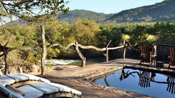 Piscina a l'aire lliure, para-sols i gandules