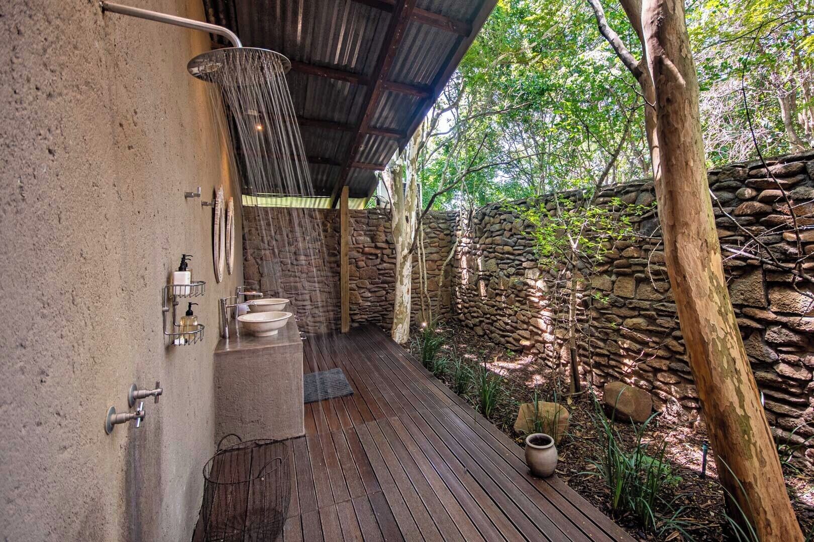 Stonehouse Family Villa | 浴室 | 独立的浴缸和淋浴、深泡浴缸、大花洒淋浴喷头、环保洗浴用品