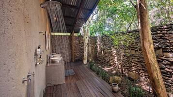 Stonehouse Family Villa | Salle de bain | Baignoire et douche séparées, baignoire relaxante profonde