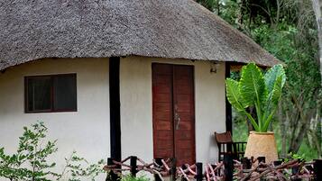 Forest Chalet | Seprai premium dan meja kerja