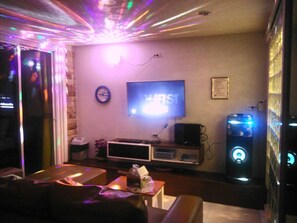 32-inch flat-screen TV with cable channels, TV - Head Rock Home (Hua Hin)