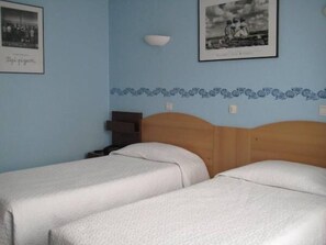 Desk, cots/infant beds, free WiFi - Hôtel Le Domino (Illkirch-Graffenstaden)