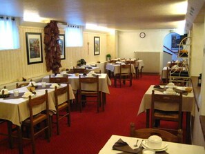 Petit déjeuner buffet (9 EUR par personne)