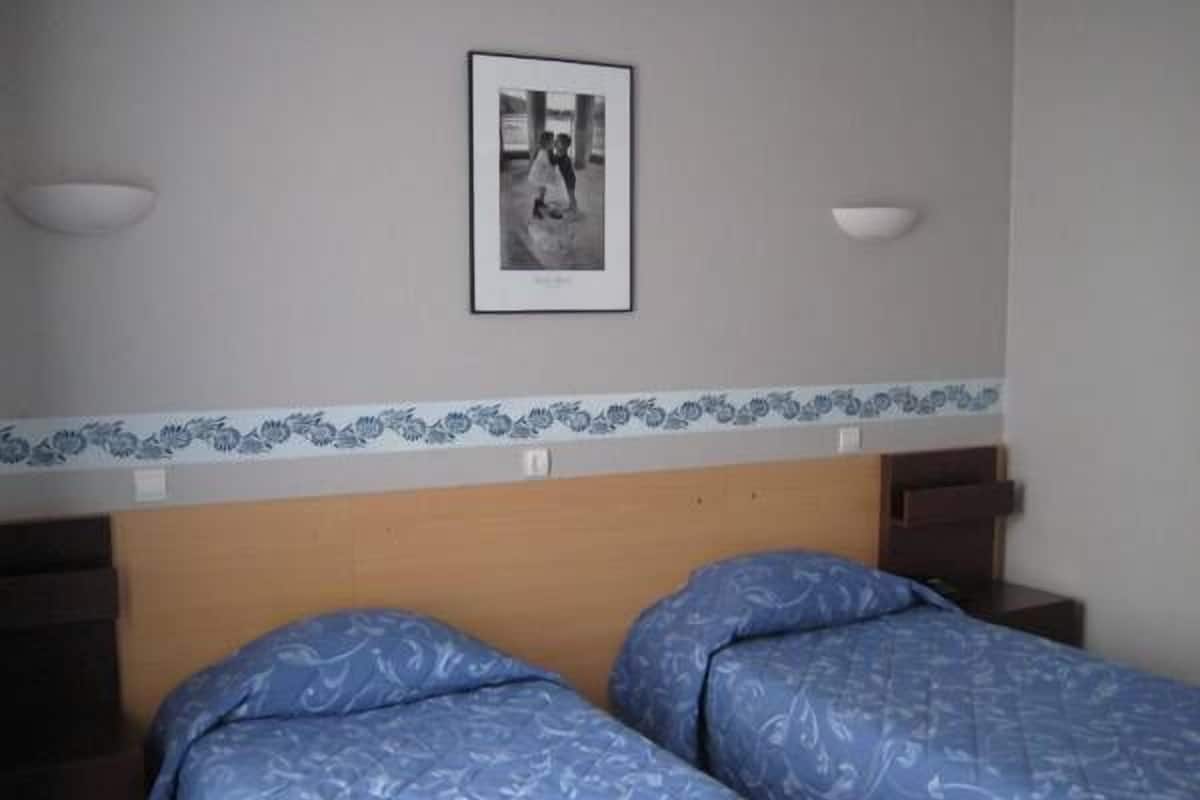 Twin Room | Desk, cribs (surcharge), WiFi (free)