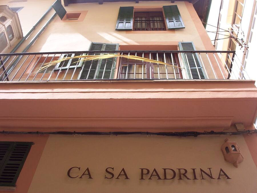 Fachada de edificio con el letrero "CA SA PADRINA", que indica un negocio o establecimiento.